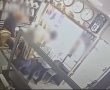 צפו בתיעוד: גנב תכשיטים בשווי כ־50 אלף שקל מחנות בקריית גת ונמלט בריצה