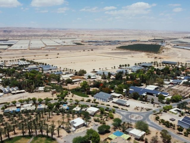 פאנלים סולאריים במושב פארן, הערבה התיכונה- צילום שי לנדאו
