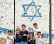 מדביקים לחומה אבן עם ציור נר זיכרון או מגן דוד - יום הזיכרון וחג העצמאות בנתיב לשלום