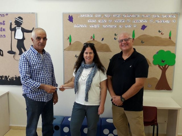 חלק מנוף המועצה והיישוב. בתמונה מימין: שטיינברג, המנהלת רונית חזן וזאב לוי, צילום: נאור תקשורת