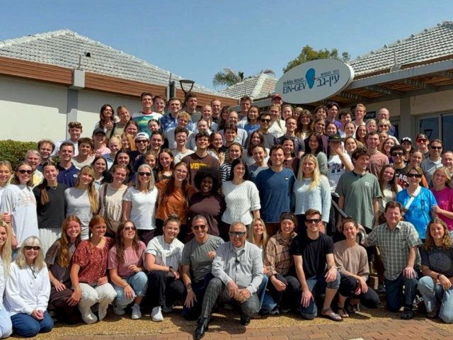 הסטודנטים המורמונים בכפר הנופש עין גב - צילום שמרית ברזילי, תיירות עין גב