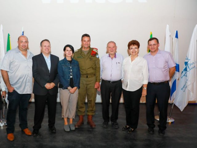 חברי ההנהלה יחד עם האלוף הרצי הלוי | צילום: נעם פיינר