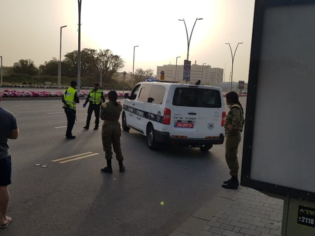 מחסום משטרה בכניסה לאשדוד. צילום: עופר אשטוקר