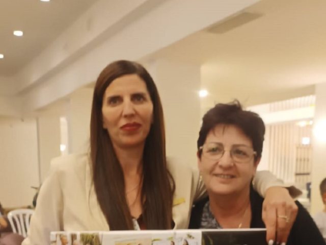 מימין לשמאל סוסי לוינסקי ראש קהילת קיבוץ ניר יצחק וזיו ארזואן מנכלית מלון