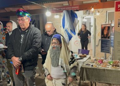 קוראים את המגילה בבית של סיון הי״ד