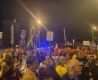 מאות השתתפו הערב בעצרת שהתקיימה בצומת שער הנגב, בקריאה להחזרת החטופים. 