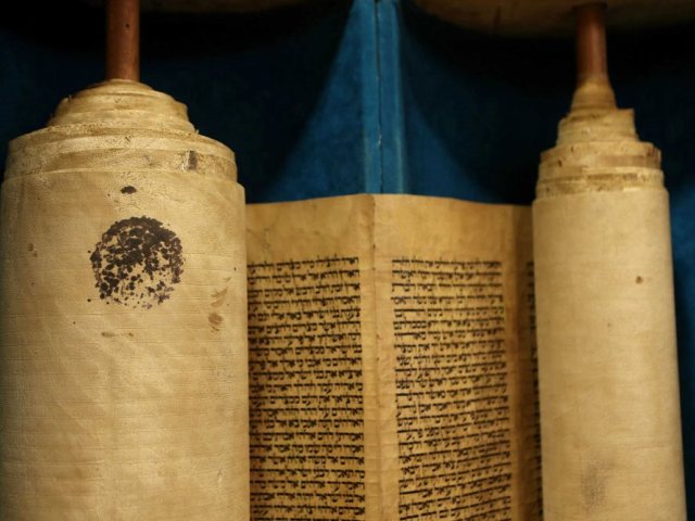 ספר תורה עתיק | צילום: אלכס קולומויסקי