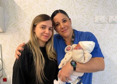 המיילדת טל בן וליד ושחף בן סימון עם התינוק (דוברות אסותא אשדוד)