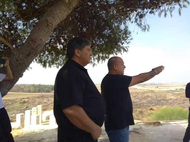 דניאל גיגי ודניאל עטר בסיור בעוטף עזה - צילום קק"ל