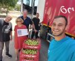 ככה נראית התקומה: חברי עין זיוון חילקו תפוחים לחברי הקיבוצים בעוטף