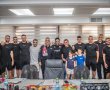 צפו: שחקני הפועל באר שבע הגיעו לבקר את שוטרי הנגב הגיבורים