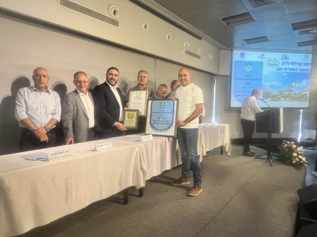  יו"ר הועד היוצא בורדון איל אלוש מקבל את האות בטקס.   