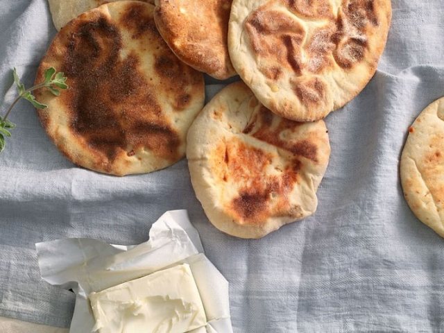 פיתות ביתיות מבצק עם גבינה (צילום: רונן מנגן)