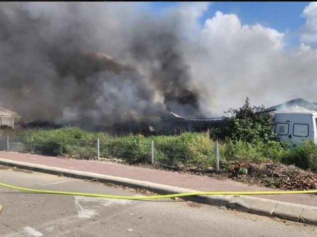 שריפה בעקבות נפילת הרקטה צילום כבאות והצלה