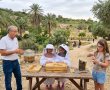חגיגת שבועות אותנטית של טבע, אנשים, מאפים, גבינות ויין במרחב הכפרי