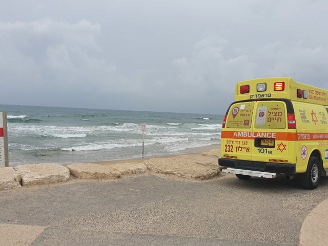 ניידת טיפול נמרץ של מד"א בחוף הים. צילום: דוברות מד"א