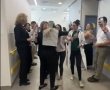 עמית סוסנה תושבת כפר עזה השתחררה מבית החולים צפו ברגע המרגש