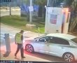 צפו: תושב להבים נסע בכיפור והרס את שער היישוב עם רכבו