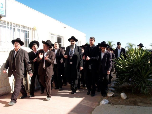 רבי חיים זצ"ל יחד עם תלמידיו. א' מיכאלי