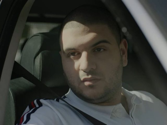 שלומי יפרח בדמותו של מאור עזרא. צילום מסך, קרדיט: קשת 12