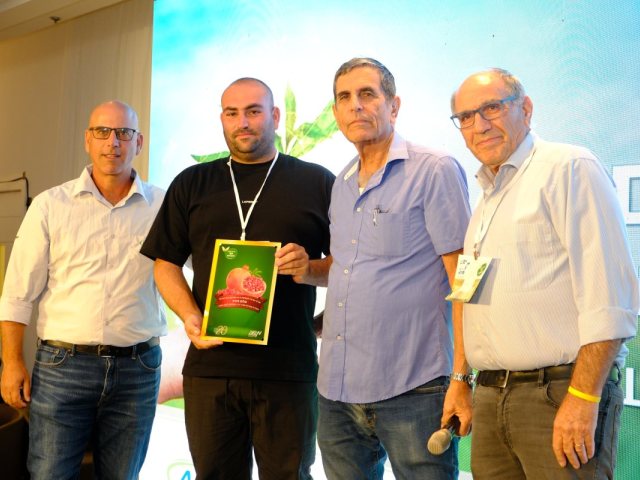 שלום עזרא ברשימת הצעירים המבטיחים בחקלאות צילום איקי מיימון
