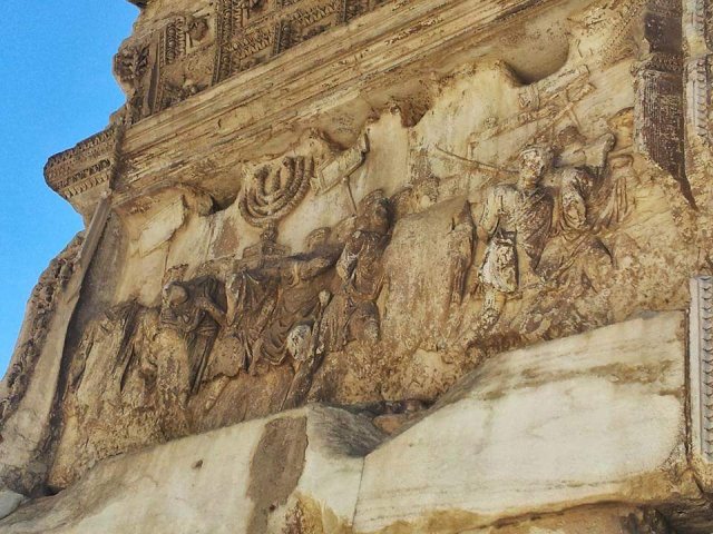 קטע משער טיטוס המתאר את הגלות לאחר חורבן בית המקדש השני