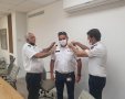 קראדי מקבל את הדרגה החדשה ממנכ"ל מד"א אלי בין