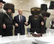 ראש העיר כיבד: טיש 'זאת חנוכה' בחצר פיטסבורג