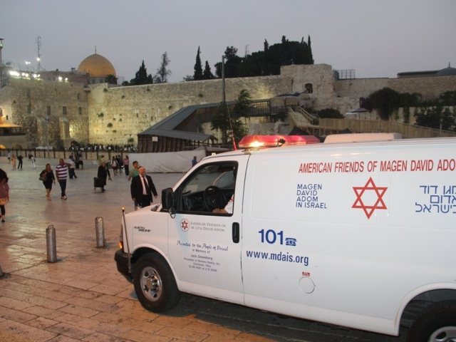 אמבולנס בכותל. צילום: דוברות מדא