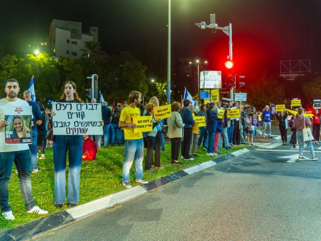 depositphotos עצרת להחזרת החטופים